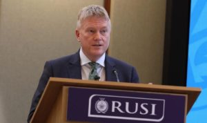 Richard Horne, CEO do NCSC, em palestra no RUSI